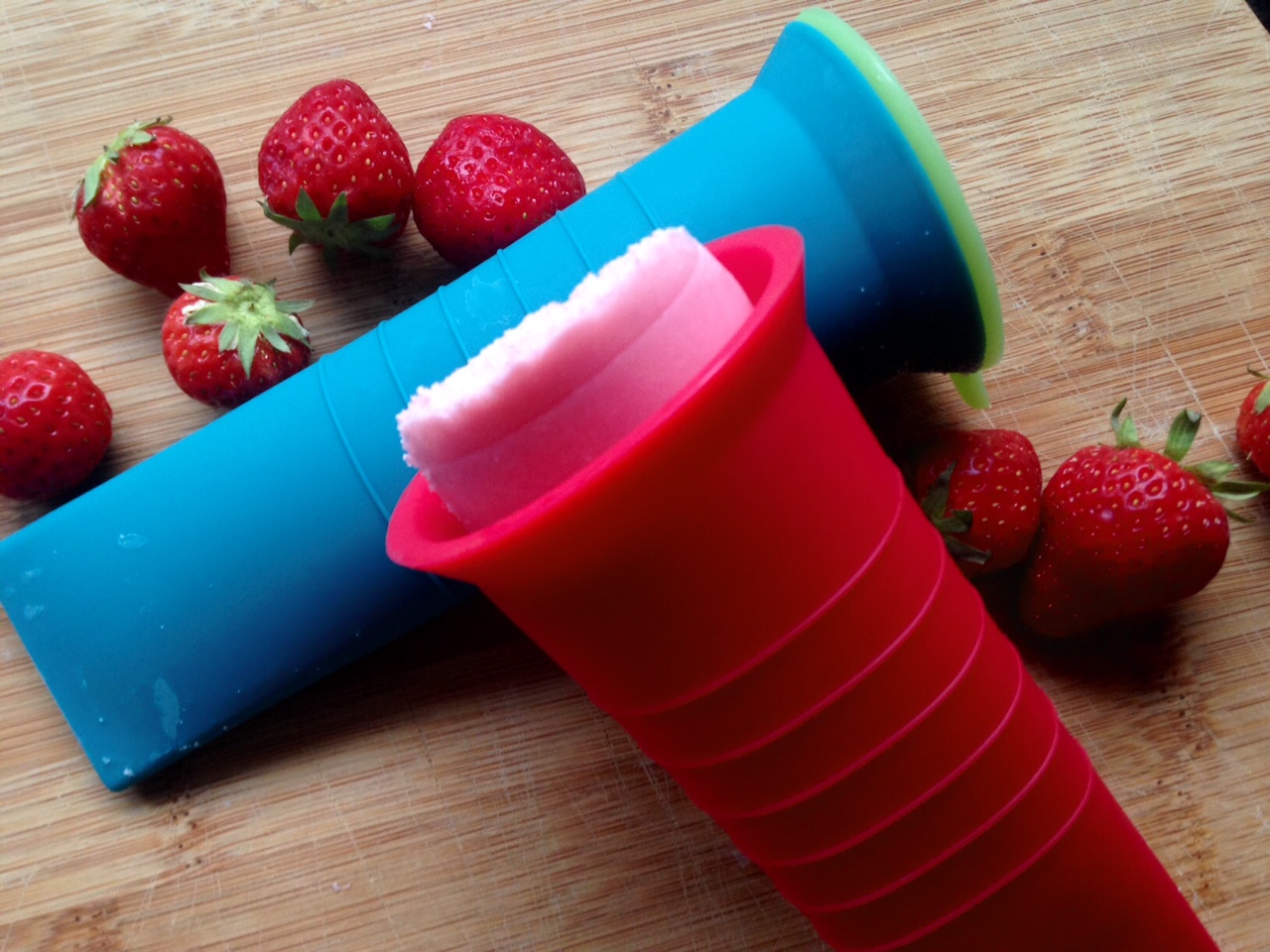 IJsjes met Griekse yoghurt, aardbeien en honing